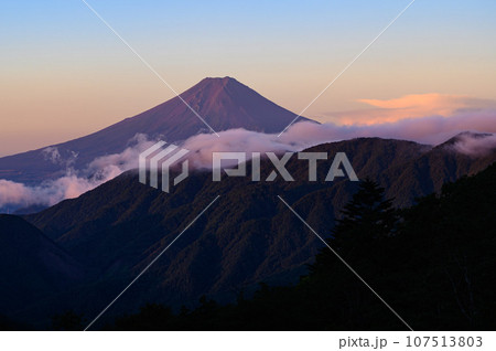 (山梨県)朝焼けの空と赤富士の絶景 (山梨県)朝焼けの空と赤富士の絶景 107513803