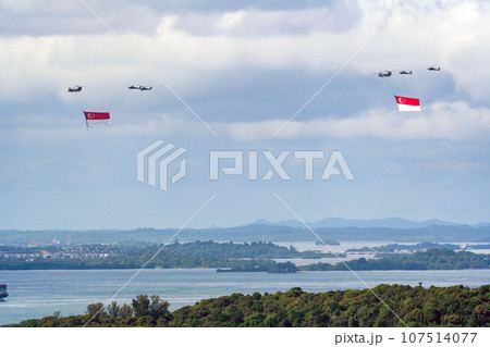 シンガポール独立記念日に国旗を掲げる軍用ヘリコプター シンガポール独立記念日に国旗を掲げる軍用ヘリコプター 107514077