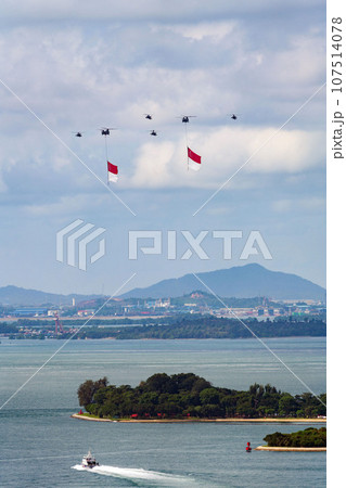 シンガポール独立記念日に国旗を掲げる軍用ヘリコプター 107514078