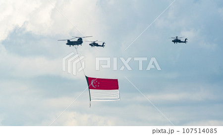シンガポール独立記念日に国旗を掲げる軍用ヘリコプター シンガポール独立記念日に国旗を掲げる軍用ヘリコプター 107514085