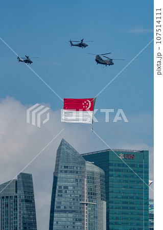 シンガポール独立記念日に国旗を掲げる軍用ヘリコプター シンガポール独立記念日に国旗を掲げる軍用ヘリコプター 107514111