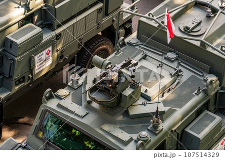 シンガポールの独立記念日にディスプレイされている軍用の乗り物 107514329