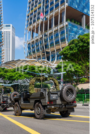 シンガポールの独立記念日にディスプレイされている軍用の乗り物 シンガポールの独立記念日にディスプレイされている軍用の乗り物 107514332