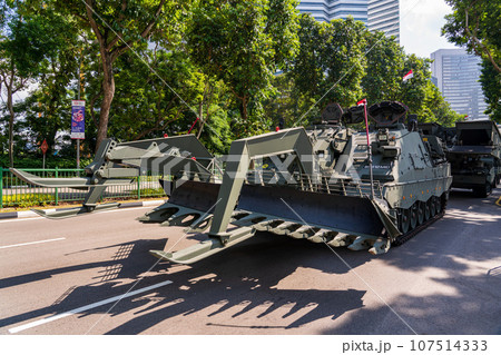 シンガポールの独立記念日にディスプレイされている軍用の乗り物 107514333