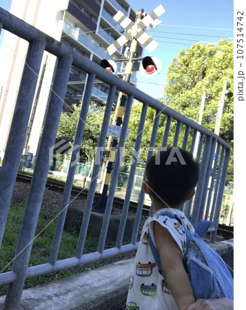 踏切を見る男の子 踏切を見る男の子 107514742