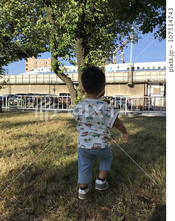 新幹線を見る男の子 新幹線を見る男の子 107514743