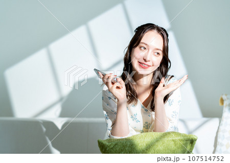 スマートフォンを操作する若い女性。 107514752