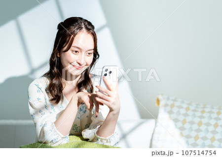 スマートフォンを操作する若い女性。 スマートフォンを操作する若い女性。 107514754