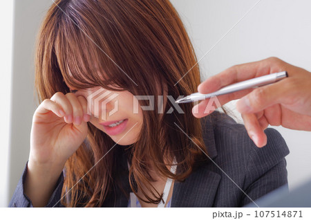 仕事で過度なストレスを抱えている若い女性 仕事で過度なストレスを抱えている若い女性 107514871