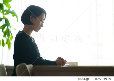 喪服を着て悲しむ女性の写真 107514919