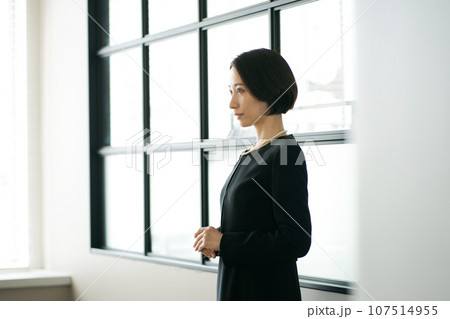 喪服を着て佇む女性 107514955