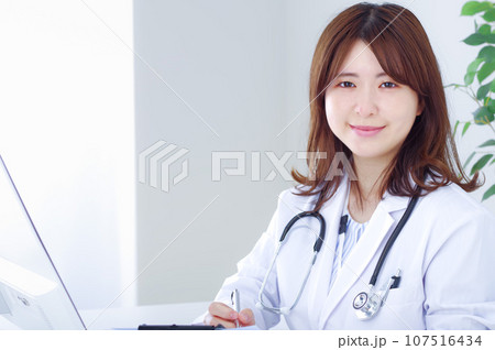 診察をする女性医師 診察をする女性医師 107516434