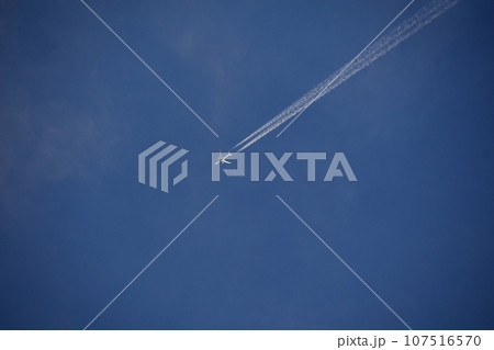 青空を飛ぶ飛行機と飛行機雲 青空を飛ぶ飛行機と飛行機雲 107516570