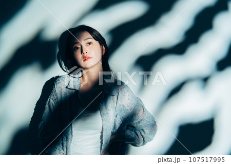 光に照らされる女性 光に照らされる女性 107517995