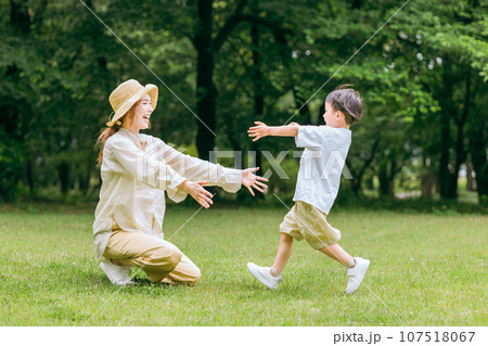 走る男の子を抱くママ・母親・親子 107518067