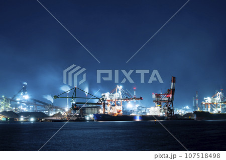 活発に煙を上げる名古屋港の臨海工業地帯プラント夜景 107518498