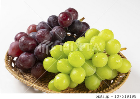 新鮮な葡萄の盛り合わせ シャインマスカットとピオーネ 新鮮な葡萄の盛り合わせ シャインマスカットとピオーネ 107519199