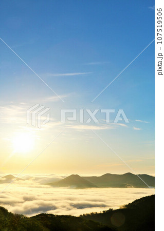 北海道　秋の雲海と朝の日差し 107519506