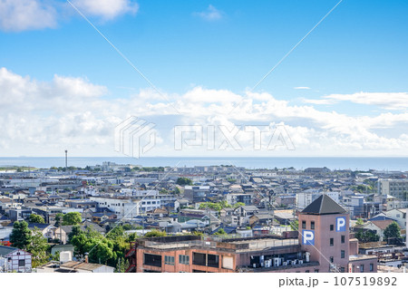 遠く伊勢湾を望む津市街地 107519892
