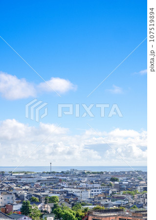 遠く伊勢湾を望む津市街地 107519894