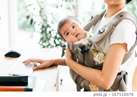 子育てをしながら在宅ワークをする女性　顔無し　 107520078