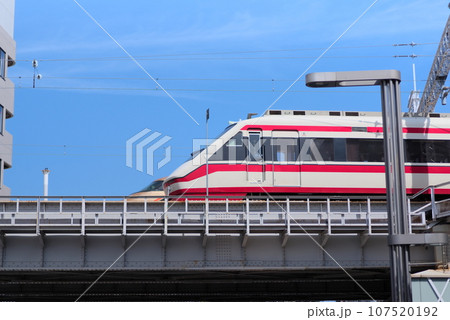 横に流れるように走る東武東急 横に流れるように走る東武東急 107520192