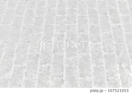 レンガの地面に積もる雪 107521053