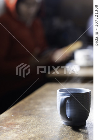 コーヒーを飲む人 107521309