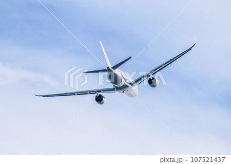 離陸する飛行機 離陸する飛行機 107521437