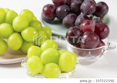 新鮮な葡萄の盛り合わせ シャインマスカットとピオーネ 107522598