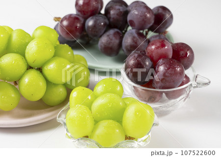 新鮮な葡萄の盛り合わせ シャインマスカットとピオーネ 新鮮な葡萄の盛り合わせ シャインマスカットとピオーネ 107522600