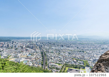 福島県福島市　高台から見る福島市の街並み　 107522968