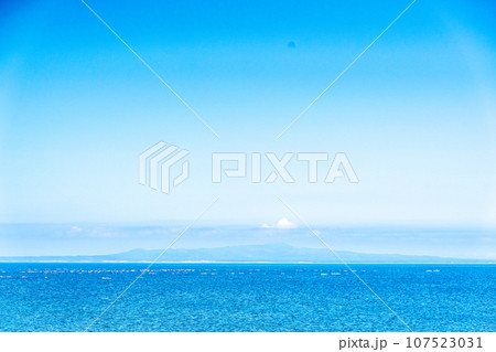 野付半島から　泊湾　国後島を望む 107523031