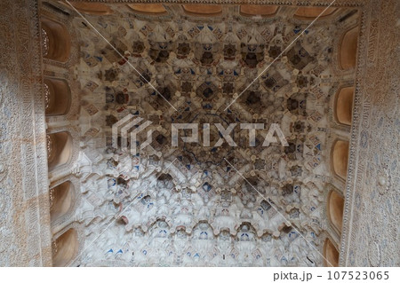 グラナダ アルハンブラ宮殿 ナスル宮殿 鍾乳石飾りの天井 107523065