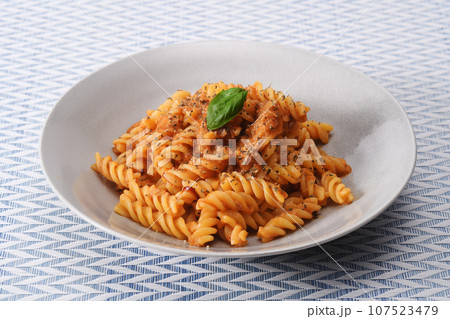 フジッリのトマトソースパスタ 107523479