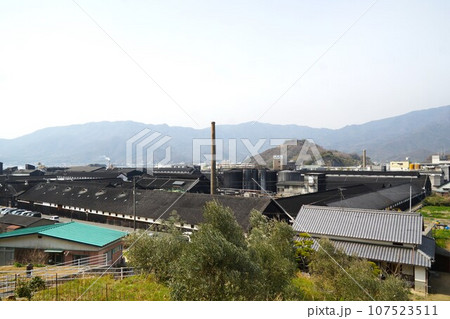 小豆島の町並み　醤油（醤の郷）工場のある風景 107523511