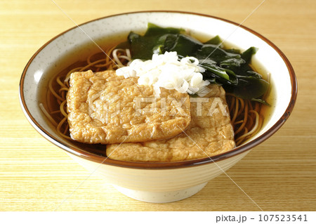 油揚げ2枚とワカメと葱が乗ったきつね蕎麦 107523541