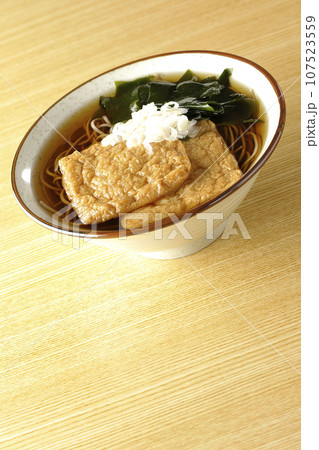 油揚げ2枚とワカメと葱が乗ったきつね蕎麦 油揚げ2枚とワカメと葱が乗ったきつね蕎麦 107523559