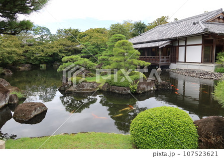 兵庫県姫路市にある日本庭園好古園の風景 107523621