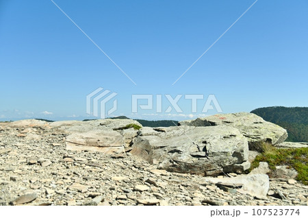 小根子岳山頂の岩場 107523774