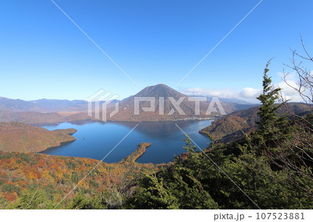 半月山展望台から見た紅葉と中禅寺湖、男体山 107523881