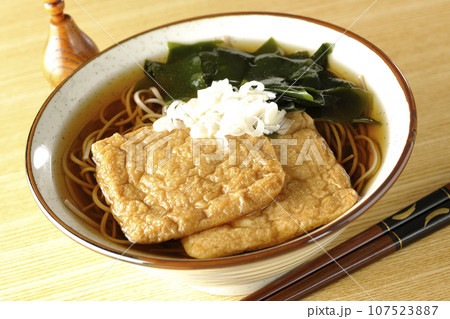 油揚げ2枚とワカメと葱が乗ったきつね蕎麦 107523887
