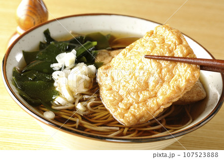 油揚げ2枚とワカメと葱が乗ったきつね蕎麦 107523888