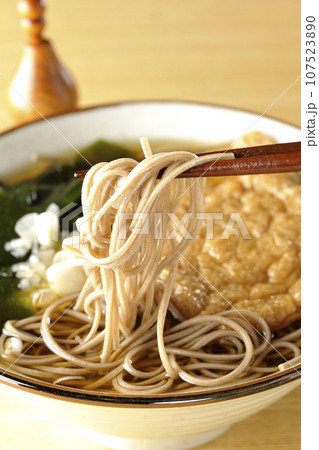 油揚げ2枚とワカメと葱が乗ったきつね蕎麦 107523890