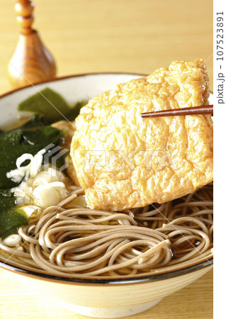 油揚げ2枚とワカメと葱が乗ったきつね蕎麦 107523891