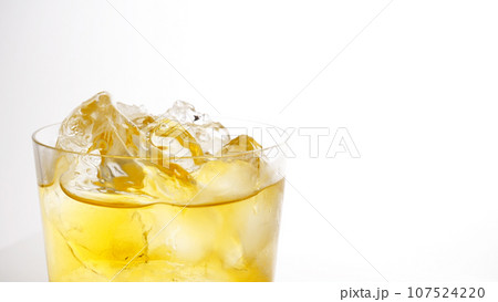 グラスに注ぐウィスキー 107524220