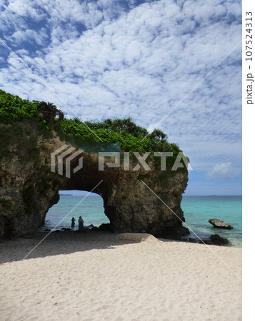 砂山ビーチの美しい海と空 107524313