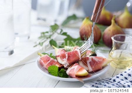 新鮮ないちじく（無花果 ）と生ハムの料理 前菜 生ハム無花果 白バック 107524548