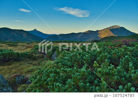 雲の平から望む黒部五郎岳と笠ヶ岳 107524785