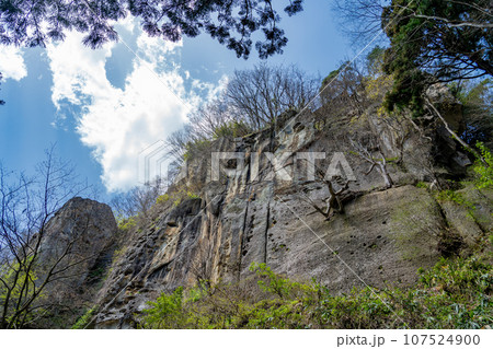 山形県山形市　山寺と通称される立石寺の雲型侵食の岩 107524900